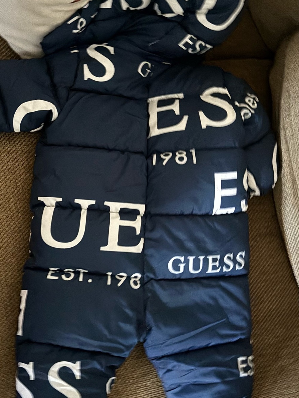 GUESS - Picture 8 of 10